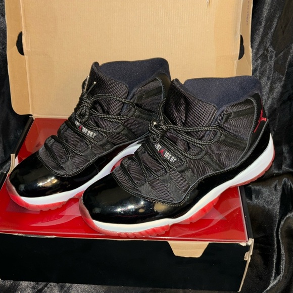 The Air Jordan 11 Retro Playoffs Bred 2012 - Picture 7 of 8